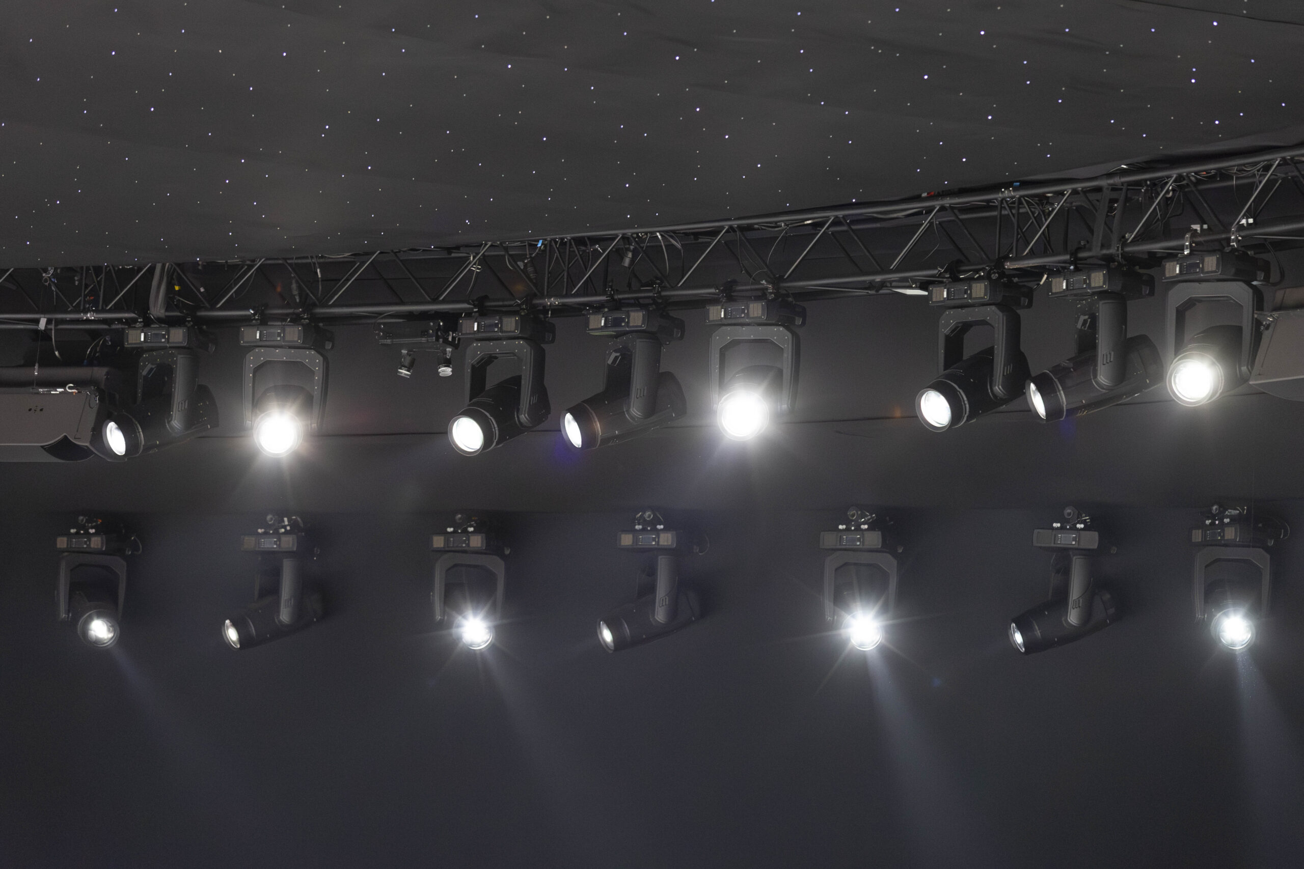 Alternative text - Projecteurs défilés